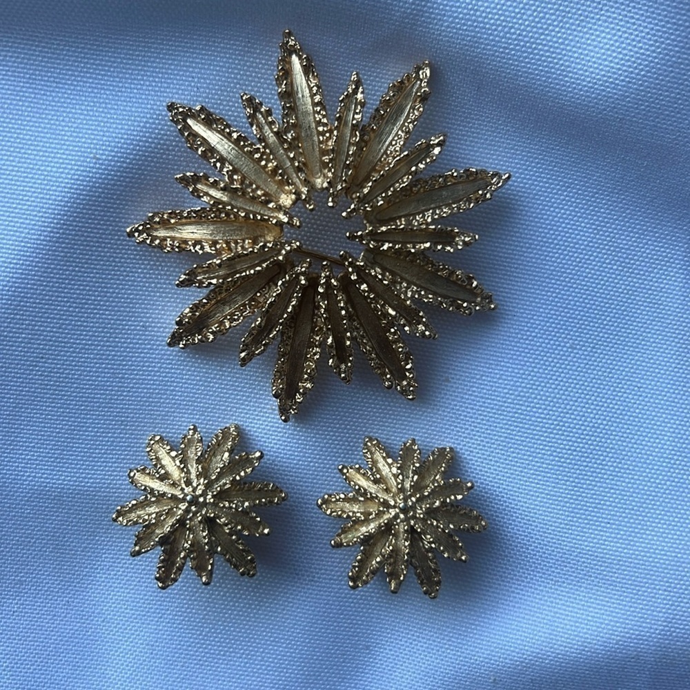 Vintage sunburst signed Avon brushed  gold Brooch & Earrings Set!